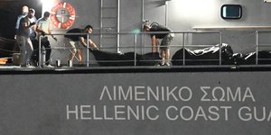 Η φρεγάτα του Π.Ν "ΚΑΝΑΡΗΣ" στο λιμάνι της Καλαμάτας μεταφέρει τις ανεβρεθείσες μέχρι τώρα σωρούς από το τραγικό ναυάγιο