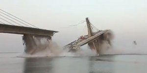 Υπό κατασκευή γέφυρα στην Ινδία κατέρρευσε σε μια στιγμή