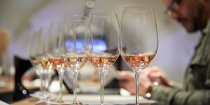 ροζε σε ποτηρια 