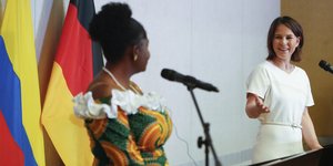 Η αντιπρόεδρος της Κολομβίας, Φράντσα Μάρκες (αριστερά) και η Γερμανίδα υπουργός Εξωτερικών Ανναλένα Μπέρμποκ (δεξιά)