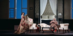 γυναικα με λουλουδατο χορευει