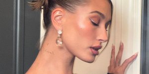 Η Χέιλι Μπίμπερ εμπνέει για τα καλοκαιρινά beauty looks