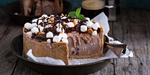 Τούρτα παγωτό με φιστίκια, marshmallows και chocolate chips
