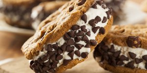 Σάντουιτς παγωτό με chocolate chips 