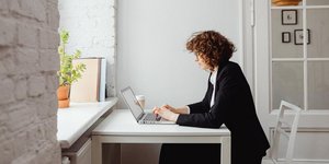 Γυναίκα εργάζεται σε υπολογιστή