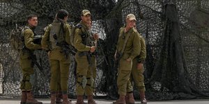 Ισραηλινοί στρατιώτες σε είσοδο βάσης μετά το αιματηρό περιστατικό