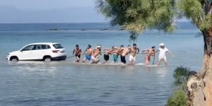 Αίγινα: ΙΧ και έπεσε στη θάλασσα και το έβγαλαν οι λουόμενοι κάνοντας ανθρώπινη αλυσίδα