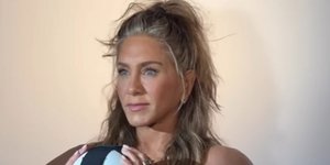 Η Τζένιφερ Άνιστον δείχνει τους κοιλιακούς της στο Instagram