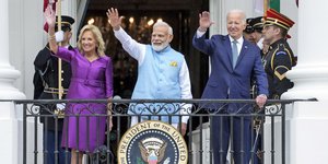 Ο Αμερικανός πρόεδρος Τζο Μπάιντεν με τον Ινδό πρωθυπουργό Ναρέντρα Μόντι και την σύζυγό του Τζιλ