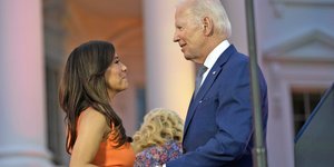 Ο Αμερικανός πρόεδρος Τζο Μπάιντεν με την ηθοποιό Εύα Λονγκόρια