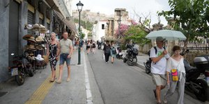 Βερμούδες και ομπρέλες: Ο καιρός ακόμη κάνει νάζια