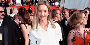 Η Καλίστα Φλόκχαρτ, σύζυγος του Χάρισον Φορντ, με την ίδια φούστα μετά από 24 χρόνια 