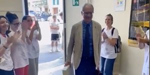 Το συγκινητικό αντίο μαθητών σε καθηγητή στην Ιταλία