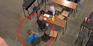 Κλέφτης αρπάζει τσάντα σε κοινή θέα σε πουλσύχναστο εστιατόριο στο Λονδίνο