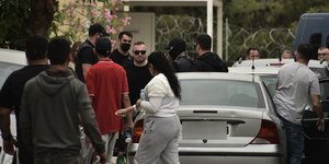 Οι οκτώ συλληφθέντες για τον βιασμό της 12χρονης από τον Κολωνό οδηγούνται στα δικαστήρια της Ευελπίδων