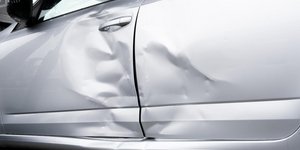 Ζημιά στην πόρτα του αυτοκινήτου