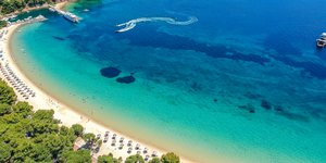 κολπος θαλασσα ομπρελες