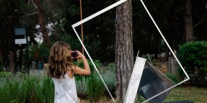 κοπελα φωτογραφίζει έργο 