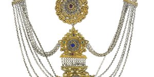 «Κιστέκι», κόσμημα στήθους με συρματερά στοιχεία  συνδεδεμένα με αλυσίδες