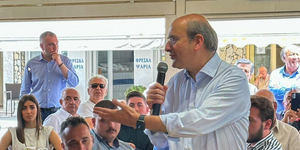 Ο Κωστής Χατζηδάκης μιλάει σε πολίτες στην Άρτα