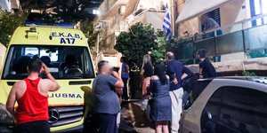 Κρήτη: Ασθενοφόρο στο σπίτι όπου ένας άνδρας τραυμάτισε με μαχαίρι τη σύντροφό του