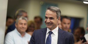 Ο Κυριάκος Μητσοτάκης χαμογελάει