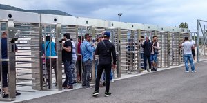 Συγγενείς αγνοουμένων του ναυαγίου στην Πύλο στο ΚΥΤ Μαλακάσας