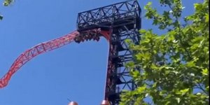 Ανάποδα για πάνω από 20 λεπτά έμειναν οι επιβάτες σε αυτό το τρενάκι λούνα παρκ στην Κίνα / Φωτογραφία: Twitter, People's Daily China