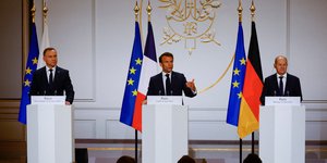 Μακρόν, Σολτς και Ντούντα σε συνέντευξη Τύπου μετά τη συνάντησή τους στο Παρίσι / Φωτογραφία: Sarah Meyssonnier, Pool via AP