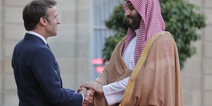 Εγκάρδιος χαιρετισμός Εμανουέλ Μακρόν με Μοχάμεντ Μπιν Σαλμάν σε παλαιότερη συνάντησή τους