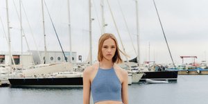 γυναίκα με ρούχα Mango