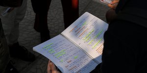 Μαθητής διαβάζει ενόψει των Πανελληνίων 2023