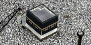 Πλήθος μουσουλμάνων προσκυνητών γύρω από την Κάαμπα στο Μεγάλο Τέμενος της Μέκκας