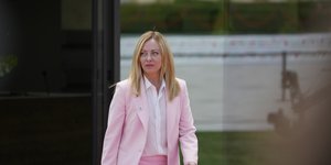 H Τζόρτζια Μελόνι με ροζ συνολάκι