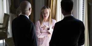 Η Τζόρτζια Μελόνι συνομιλεί με συνεργάτες