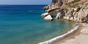 Η παραλία Γέροντας στη Μήλο