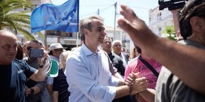 O Μητσοτάκης χαιρετά κόσμο κατά την περιοδεία του