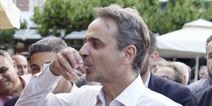 Ο Κυριάκος Μητσοτάκης πίνει ρακί σε περιοδεία στην Κρήτη