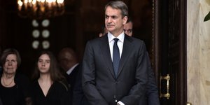 Ο Κυριάκος Μητσοτάκης στην εξόδιο ακολουθία για τον Γιάννη Μαρκόπουλο