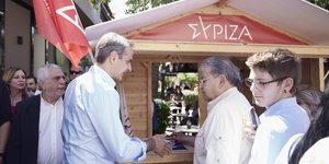 Σε περίπτερο του ΣΥΡΙΖΑ στη Ν. Ιωνία αρνήθηκαν να χαιρετήσουν τον Κυριάκο Μητσοτάκη