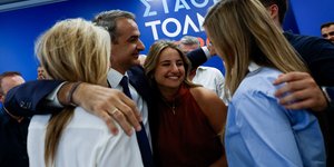 Η συγκίνηση του πρωθυπουργού και της οικογένειάς του, μετά την εκλογική νίκη της ΝΔ