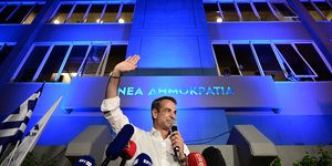 Ο Κυριάκος Μητσοτάκης έξω από τα γραφεία της ΝΔ στη Πειραιώς μετά την ιστορική νίκη στις εκλογές 