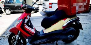 Τροχαίο σοκ στην Κηφισίας, μηχανάκι παρέσυρε γιαγιά με την εγγονή της