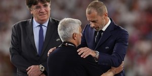 Ο Ζοζέ Μουρίνιο παραλαμβάνει από τον πρόεδρο της UEFA, Αλεξάντερ Τσέφεριν, το μετάλλιό του μετά τον τελικό του Europa League/ Φωτογραφία: ΑΠΕ-ΜΠΕ