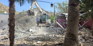 Κατεδαφίζουν τις αυθαίρετες κατασκευές στο Nammos