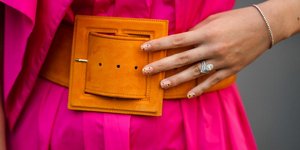 γυναίκα με ζώνη και νύχια