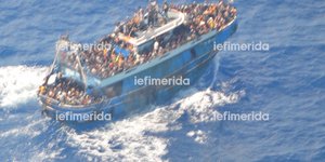 Το πλοίο με τους μετανάστες λίγο πριν ναυαγήσει ανοικτά της Πύλου