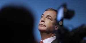 Ο Νάιτζελ Φάρατζ κοιτάζει προς τα πάνω σκεπτικός