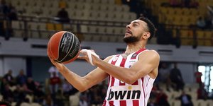 Ο Νάιτζελ Ουίλιαμς Γκος με τη φανέλα του Ολυμπιακού