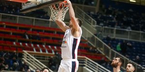 Ο Νίκολα Μιλουτίνοφ που επιστρέφει στον Ολυμπιακό σε παιχνίδι κόντρα στον Παναθηναϊκό